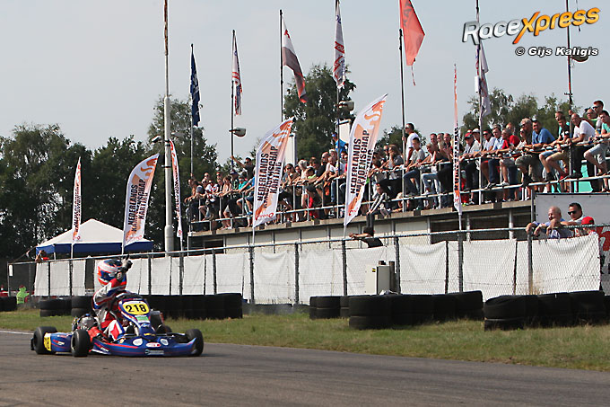 Jarno Opmeer juichend over de finish KZ